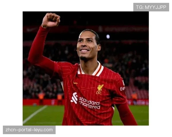 终场哨响，利物浦老将范戴克独自向KOP看台鼓掌致意